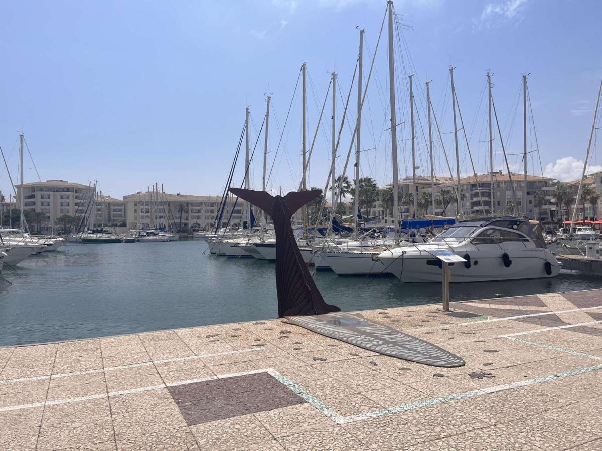 Studio Cabine A 200M De Port Frejus, Plage, Commerces, Terrasse, 4 Couchages, Menage Inclus - Fr-1-226A-31 المظهر الخارجي الصورة