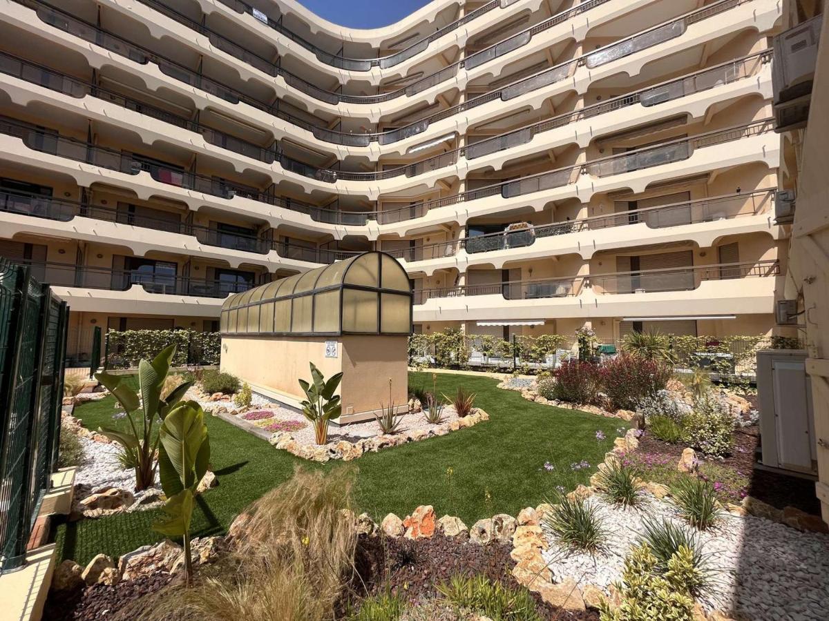 Studio Cabine A 200M De Port Frejus, Plage, Commerces, Terrasse, 4 Couchages, Menage Inclus - Fr-1-226A-31 المظهر الخارجي الصورة